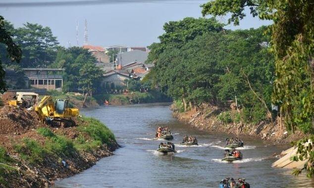 Cerita Ahok Blusukan ke Kali Ciliwung dan Terima Surat dari Warga Sambil Berenang