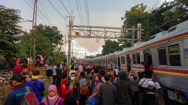 KRL Bogor-Jatinegara Anjlok di Manggarai