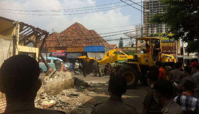 Petugas Camat Bongkar Bangunan Pospol