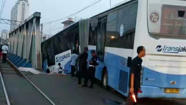 Ditabrak KA Senja Solo di Mangga Dua, Sopir Avanza dan TransJ Luka-luka