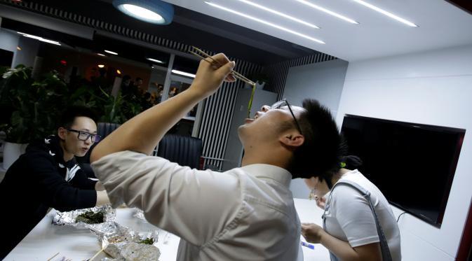 Mengintip tradisi unik tidur siang pegawai kantoran di China