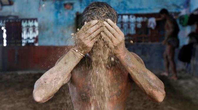 Inilah tradisi unik latihan pegulat India sebelum bertanding gan