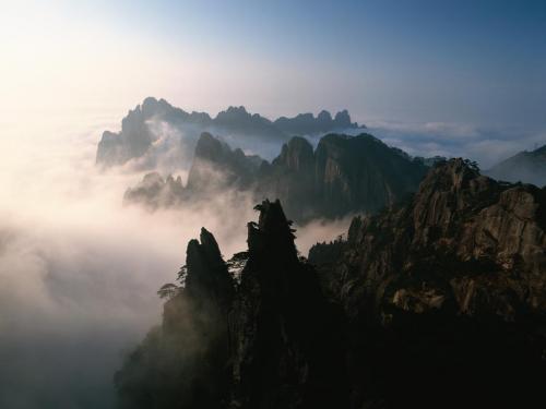 Pemandangan Eksotis di Puncak Kahyangan Gunung Huangshan Cina