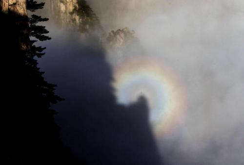 Pemandangan Eksotis di Puncak Kahyangan Gunung Huangshan Cina