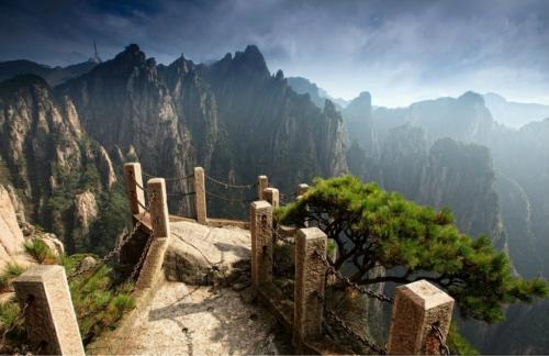 Pemandangan Eksotis di Puncak Kahyangan Gunung Huangshan Cina