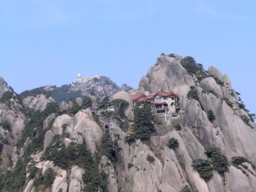 Pemandangan Eksotis di Puncak Kahyangan Gunung Huangshan Cina