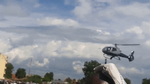 Bukan Film Laga, Lelaki Ini Menggantung di Helikopter Pembawa Jenazah