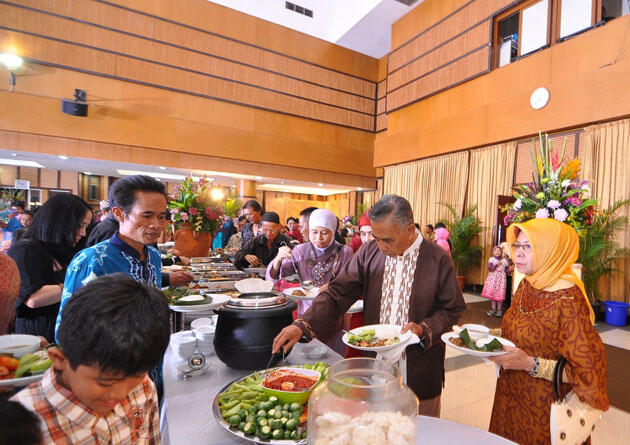 7 Cara Biar Kamu Gak Kelihatan Sendirian Pas Dateng Kondangan (Padahal Iya)