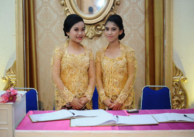 7 Cara Biar Kamu Gak Kelihatan Sendirian Pas Dateng Kondangan (Padahal Iya)
