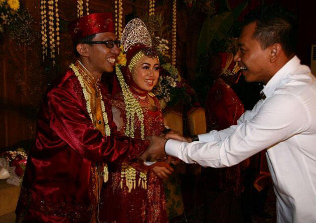 7 Cara Biar Kamu Gak Kelihatan Sendirian Pas Dateng Kondangan (Padahal Iya)
