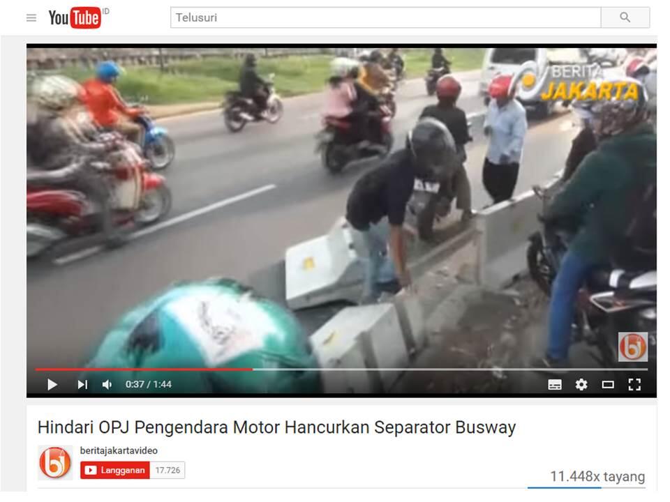 Hindari Razia, Para &quot;Biker&quot; Hancurkan Separator Jalur Transjakarta