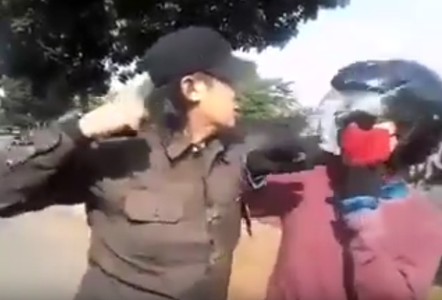 ditempeleng Ampe Go-blog dipinggir jalan karena pakai pin berlambang palu arit