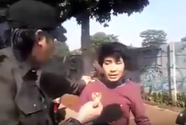 ditempeleng Ampe Go-blog dipinggir jalan karena pakai pin berlambang palu arit