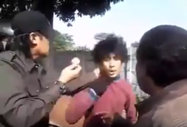 ditempeleng Ampe Go-blog dipinggir jalan karena pakai pin berlambang palu arit