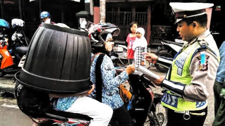&#91;Nah Ini Dia&#93; Ibu Ini Ditilang Polisi Karena Boncengkan Anaknya Pakai 'Helm Ember'