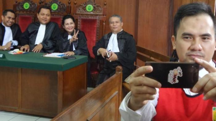 &#91;RUSAK&#93; Saipul Jamil Selfie dalam persidangan.