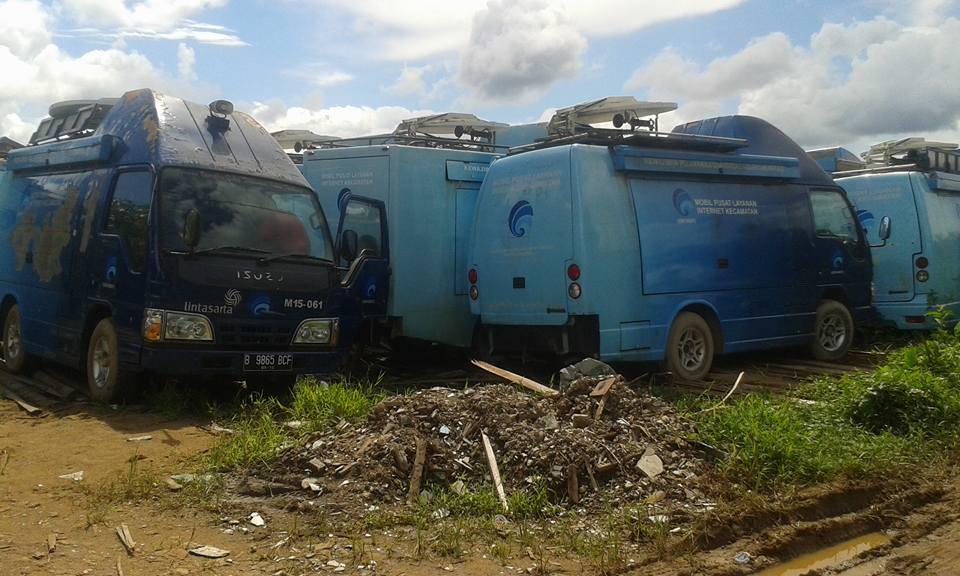 &quot;Mangkarak&quot; Ratusan Mobil Internet Kecamatan Layak Pakai Terurus Di Tengah Sawah