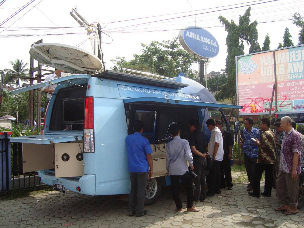 &quot;Mangkarak&quot; Ratusan Mobil Internet Kecamatan Layak Pakai Terurus Di Tengah Sawah