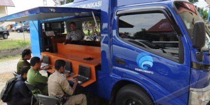 &quot;Mangkarak&quot; Ratusan Mobil Internet Kecamatan Layak Pakai Terurus Di Tengah Sawah