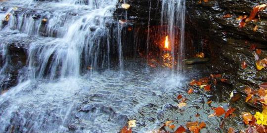 Api Abadi Dibalik Air Terjun