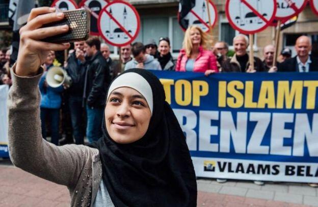 Zakia Belkhiri Aksi Briliantnya Selfie Didepan Pendemo Anti Islam (ISLAMPHOBIA)