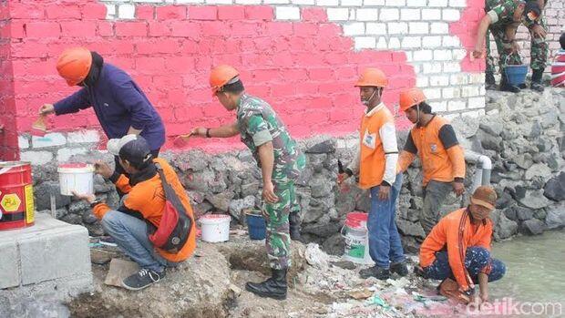 Giliran Kampung Nelayan di Kejawan Lor Dicat Warna-warni oleh Risma