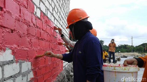 Giliran Kampung Nelayan di Kejawan Lor Dicat Warna-warni oleh Risma