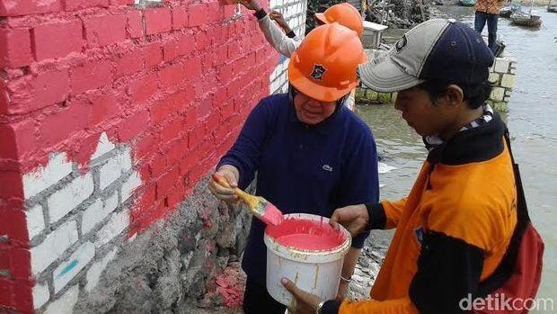 Giliran Kampung Nelayan di Kejawan Lor Dicat Warna-warni oleh Risma
