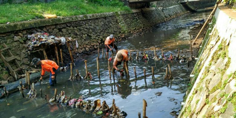Ahok Ingatkan Warga, Denda Buang Sampah di Sungai Rp 5 Juta