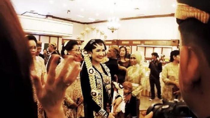 Sambil Menahan Airmata Wanita Cantik Ini Berjalan ke Pelaminan Tanpa Pengantin Pria