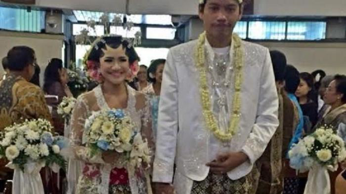 Sambil Menahan Airmata Wanita Cantik Ini Berjalan ke Pelaminan Tanpa Pengantin Pria