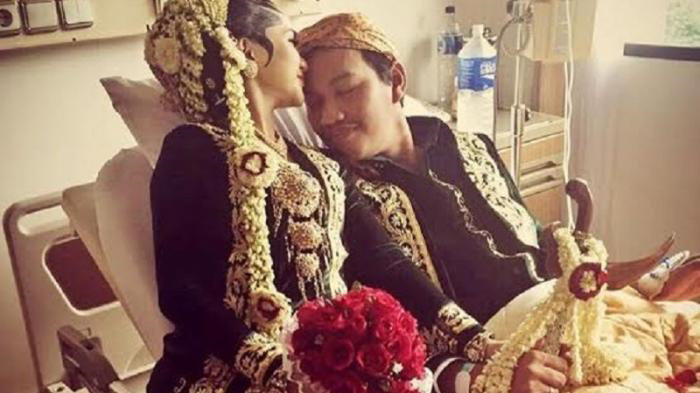 Sambil Menahan Airmata Wanita Cantik Ini Berjalan ke Pelaminan Tanpa Pengantin Pria
