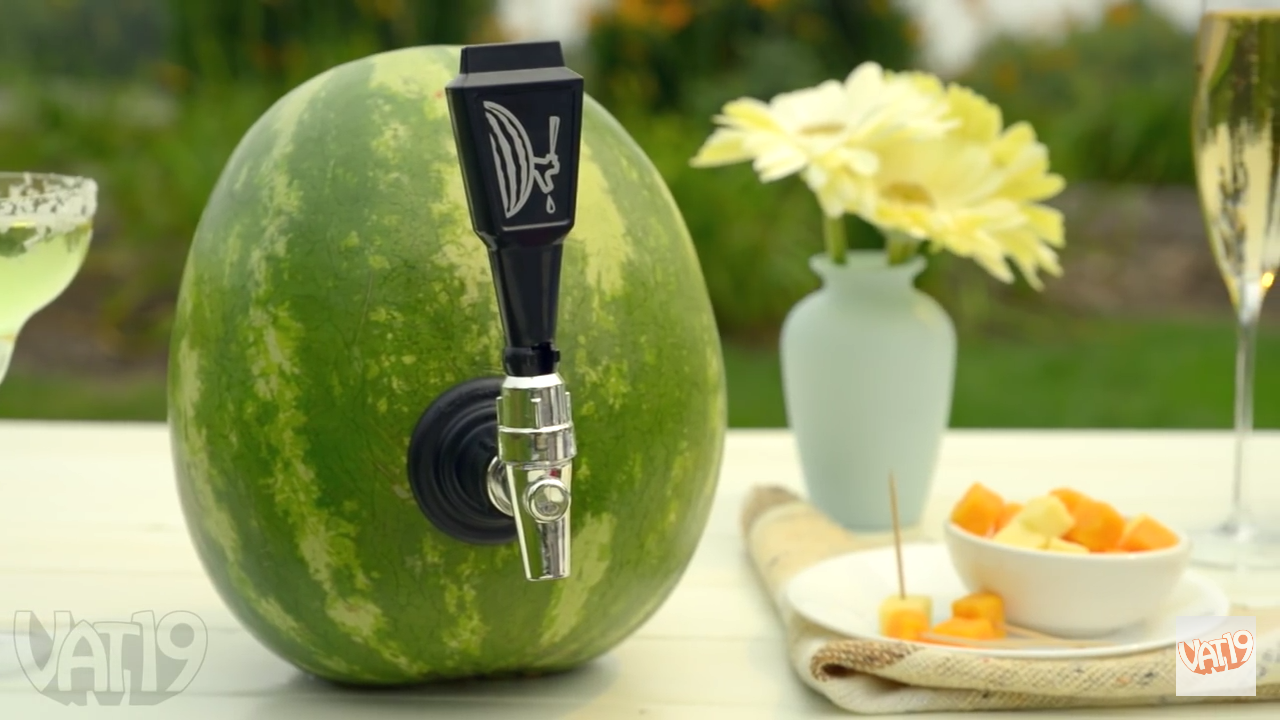 DISPENSER DARI SEMANGKA , COCOK UNTUK PERAYAAN HARI BESAR ! YUK KITA BUAT SENDIRI