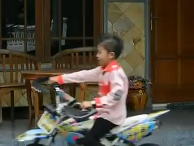 &#91;MIRIS or NGAKAK&#93; Ariel Mahesa, Model Video Klip &quot;Tembang Tresno&quot;