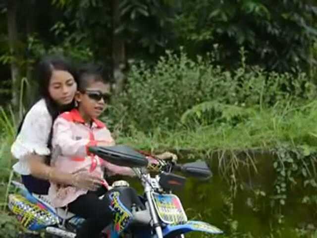 &#91;MIRIS or NGAKAK&#93; Ariel Mahesa, Model Video Klip &quot;Tembang Tresno&quot;