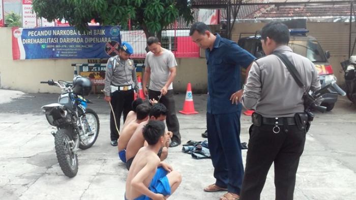 Polisi Geleng Kepala Lihat Dua Benda Ini Ada di Tas Pelajar SMP
