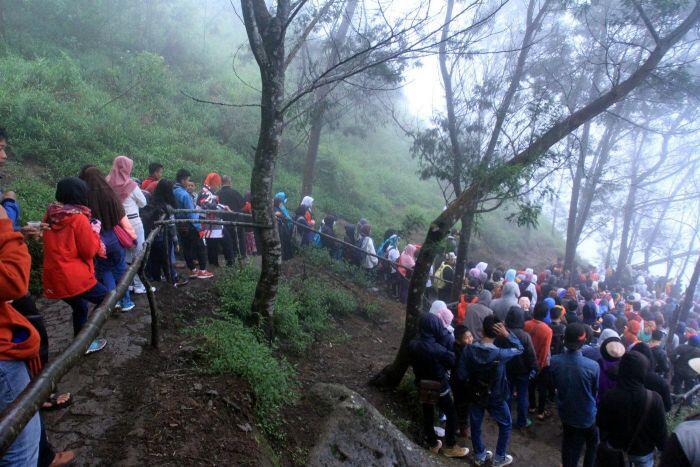 Kabut Tipis di Negeri Para Dewa