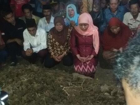 Beri Dukungan, Menteri Sosial Sambangi Rumah Orang tua EF
