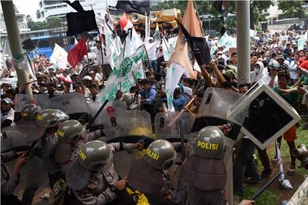 Empat Demonstran dan Satu Polisi Jadi Korban Bentrokan di KPK