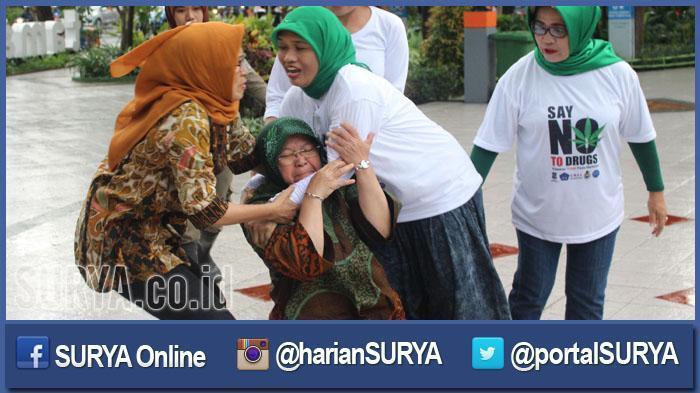 Wali Kota Surabaya Ambruk 4 Kali, Risma: 'Gak Kuat Aku'
