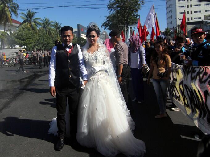 Wow! Calon Pengantin Jadikan Aksi Demonstrasi Sebagai Latar Foto Pra Wedding