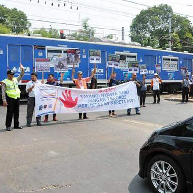 Anda Harus Tau Aturan Keselamatan di Perlintasan Kereta Api
