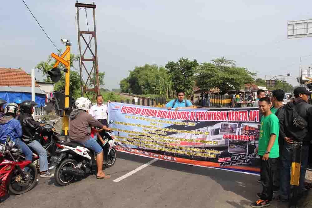 Anda Harus Tau Aturan Keselamatan di Perlintasan Kereta Api