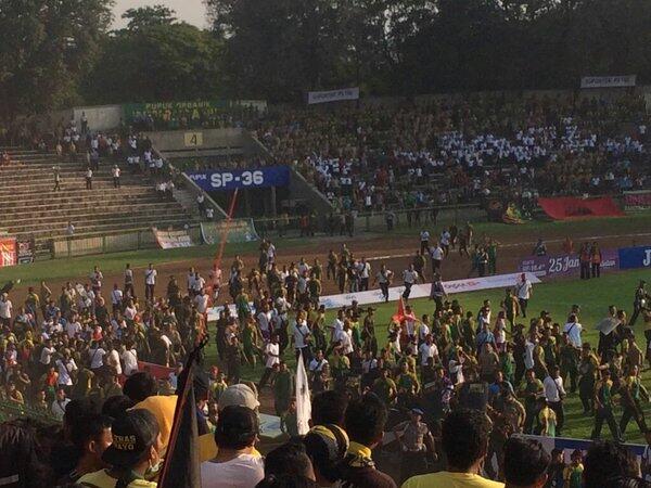 &#91;BREAKING NEWS &#93; Bentrok Suporter ULTRAS GRESIK VS Suporter TNI !!!