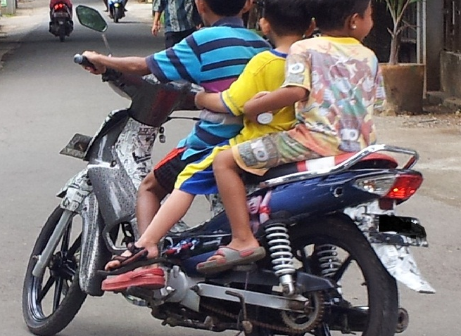 Bocah Kecil Bawa Motor dijalan raya, Kemana Ortu Mereka?