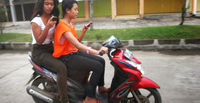 Bocah Kecil Bawa Motor dijalan raya, Kemana Ortu Mereka?