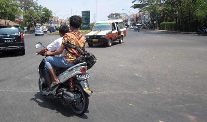 Bocah Kecil Bawa Motor dijalan raya, Kemana Ortu Mereka?