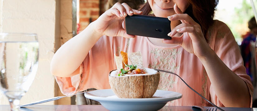 Suka Memotret Makanan? Kenali Penyebab dan Bahayanya