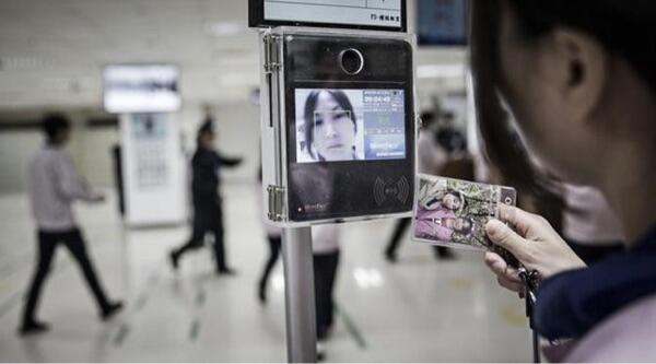 Mengintip seluk beluk pabrik rahasia apple