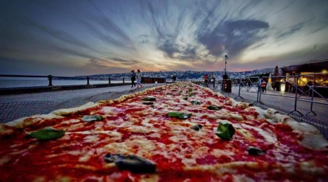 Rekor Pizza terpanjang di dunia sepanjang 2 KM